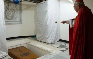 El ataúd de Benedicto XVI en la tumba en las Grutas vaticanas. Crédito: Vatican Media 