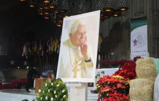 Imagen de Benedicto XVI en el altar de la Basílica de Nuestra Señora de Guadalupe. Crédito: Basílica de Guadalupe. 