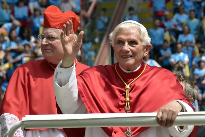 Roban cruz pectoral del Papa Benedicto XVI de una iglesia en Alemania
