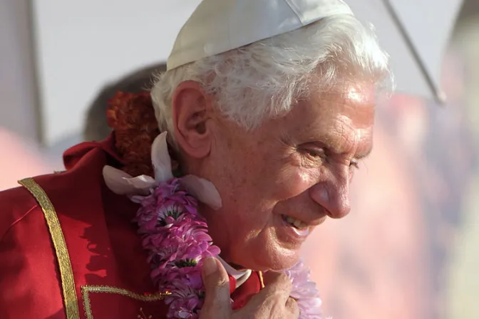 Obispo publica foto del Rosario en manos de Benedicto XVI y hace esta hermosa reflexión