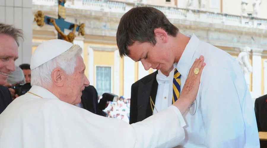 Milagro de Benedicto XVI? Joven venció al cáncer tras verlo y ahora es  sacerdote