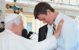 El Papa Benedicto XVI bendice al P. Peter Srsich en junio de 2012, cuando tenía 17 años. Crédito: Facebook RevPeter Srsich 