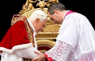 Benedicto XVI y Mons. Guido Marini. Crédito: Vatican Media 