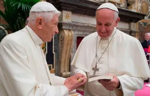 Benedicto y Francisco en el Vaticano en la celebración de los 65 años de sacerdote del Papa Emérito. Foto: L'Osservatore Romano null