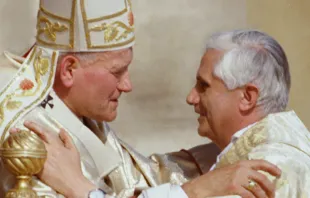 El Papa San Juan Pablo II saluda al Cardenal Joseph Ratzinger durante su investidura el 22 de octubre de 1978. Crédito: Vatican Media 