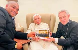 P. Maurice Ashley Agbaw-Ebai junto a Benedicto XVI y Mons. Georg Gänswein. Crédito: Saint John's Seminary de Boston 
