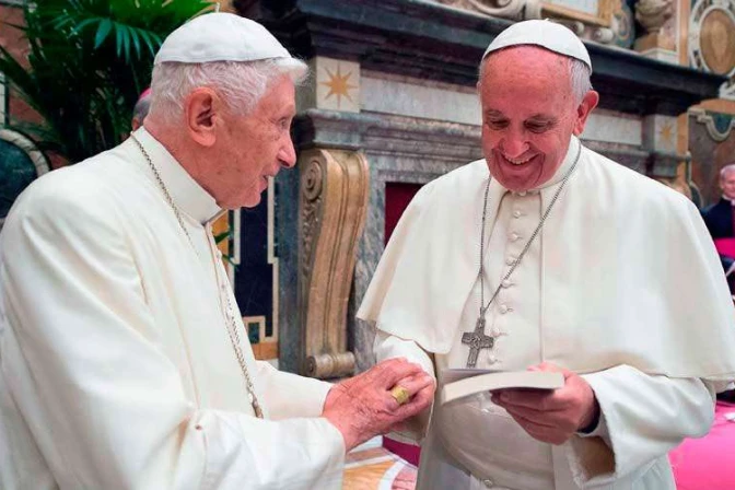 ¡Nos está mirando por TV!: Papa Francisco y jóvenes de JMJ mandan saludos a Benedicto XVI