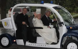 El Papa emérito Benedicto XVI recorre los jardines vaticanos en junio de 2015. Foto: Diócesis de Faenza y Modigliana 