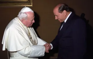 San Juan Pablo II recibe a Berlusconi en el Vaticano. Crédito: Vatican Media 