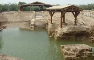 Lugar del bautismo de Jesús, a orillas del Jordán. Foto: Wikipedia / Producer (CC BY-SA 3.0) 