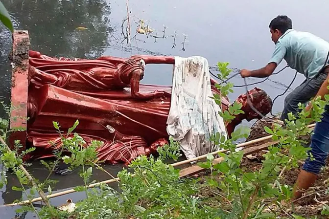 India: Turba hindú lanza piedras a estatua de Don Bosco y la arroja al río