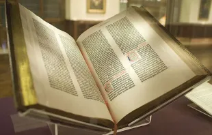 Ejemplar de la Biblia de Gutenberg en la Biblioteca Pública de Nueva York. Foto: NYC Wanderer (Kevin Eng) (CC BY-SA 2.0)