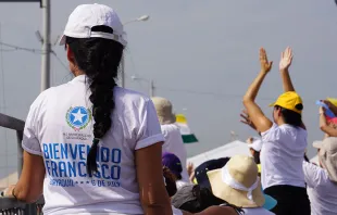 Jovenes esperan paso del Papa Francisco en Parque Samanes, en Guayaquil. Foto: David Ramos / ACI Prensa. 