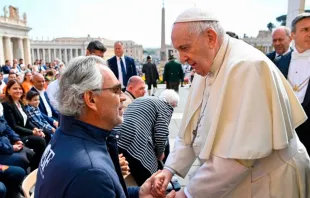 Andrea Bocelli se reencuentra con el Papa Francisco en la Plaza de San Pedro, el 20 de abril del 2022 | Crédito: Vatican Media 