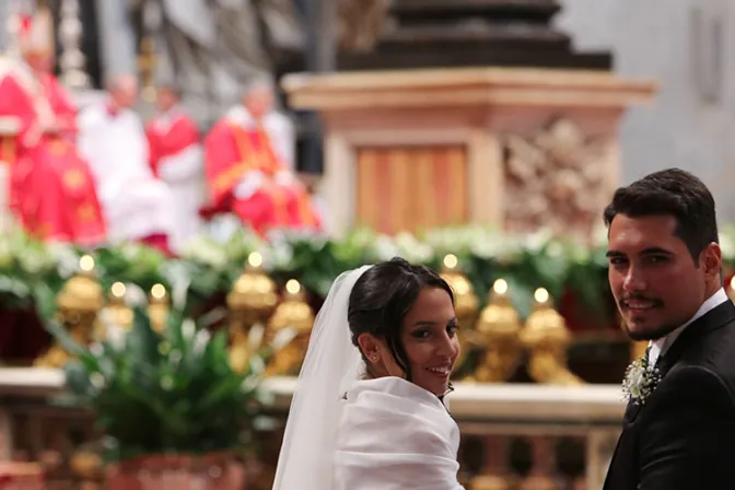 [VIDEO] El Papa en boda de 20 parejas: El matrimonio es símbolo de la vida, no es una “novela”