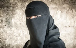 Imagen referencial / Mujer usando burka. Crédito: Michał Huniewicz (CC BY 2.0). 