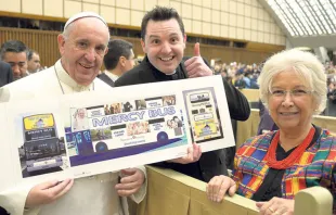 Foto : El Papa Francisco con el proyecto del Bus de la Misericordia / Crédito : L´ Osservatore Romano  L´ Osservatore Romano