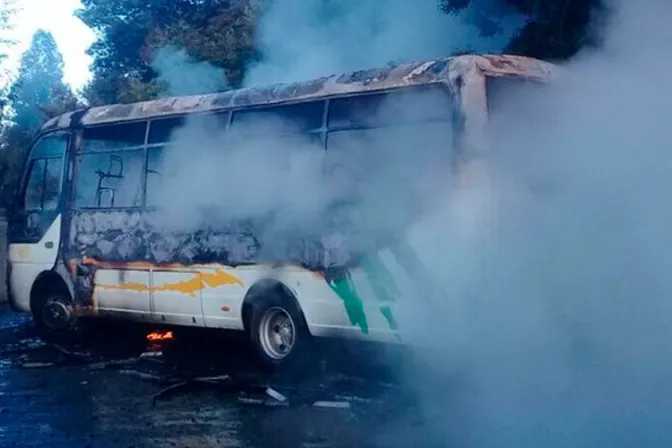 Queman bus y dejan mensaje contra visita del Papa Francisco a Chile [VIDEO]