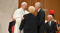 El Papa junto con miembros de la Comunidad Abraham. Foto: Vatican Media