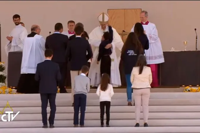 VIDEO: El Papa abraza a niño que sanó por intercesión de Santos Jacinta y Francisco Marto
