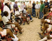 Los Caballeros de Colón en la entrega de sillas de ruedas en Puerto Príncipe