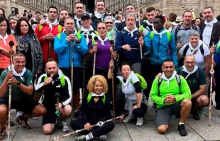 Grupo de presos y funcionarios penitenciarios, peregrinos en Santiago de Compostela. Cru00e9dito: Pastoral Penitenciaria, Conferencia Episcopal Espau00f1ola. 