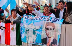 Fieles de Argentina y México en la Misa de canonización. Foto: Martha Calderón / ACI Prensa 