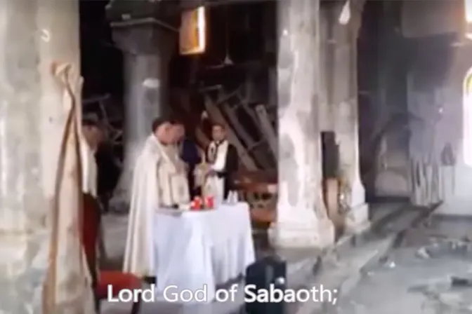 Conmovedor video de cristianos cantando el “Santo” en árabe en iglesia destruida por ISIS