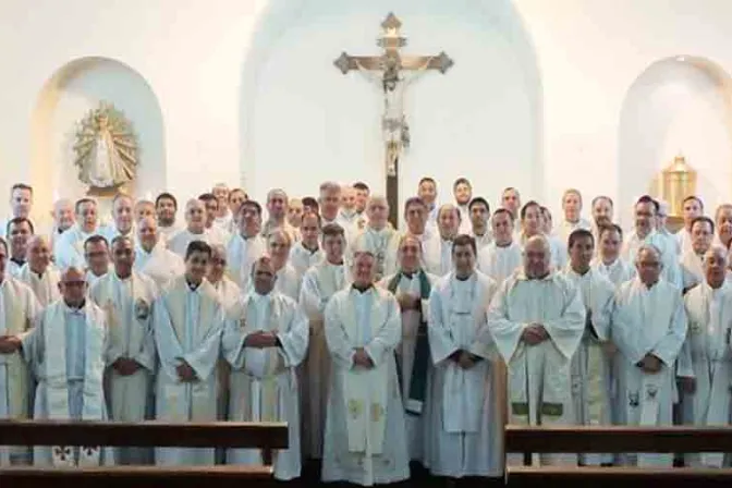 Obispo llama a sacerdotes a renovar con firmeza su llamado a ser testigos del Evangelio