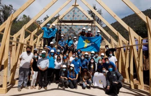 Construcciu00f3n de la capilla en comunidad de Los Tricahues. Gentileza: Capilla Pau00eds. 