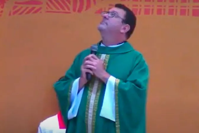 VIDEO VIRAL: Bala perdida atraviesa techo de iglesia en plena Misa