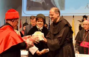 Cardenal Antonio Cau00f1izares entrega birrete del doctorado al P. Saverio Cannistru00e0. Foto: Congreso Interuniversitario.  