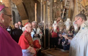 Cardenal Fernando Filoni en el Santo Sepulcro. Foto: Orden del Santo Sepulcro de Jerusalén 