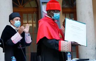 Cardenal Robert Sara durante la ceremonia de entrega del tu00edtulo Honoris Causa de la Universidad Catu00f3lica de Valencia. Cru00e9dito: Universidad Catu00f3lica de Valencia.  