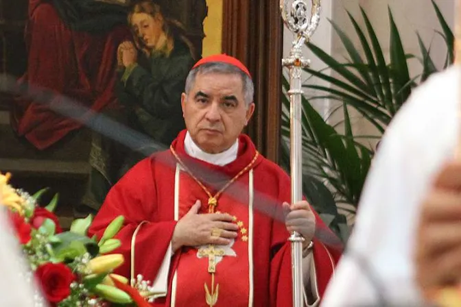 El Papa acepta renuncia del Cardenal Becciu a su cargo y a los “derechos del cardenalato”