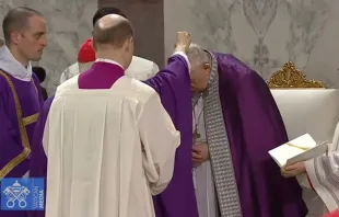 El Cardenal Piacenza impone las cenizas al Papa Francisco. Crédito: Captura Youtube Vatican Media 