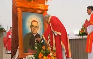 El Cardenal Leopoldo Brenes reza ante una imagen de San Óscar Romero en la Catedral de Managua. Foto: Facebook Arquidiócesis de Managua 