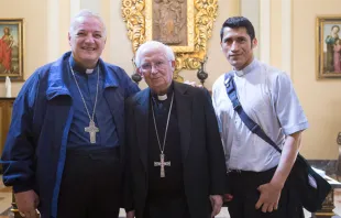 Cardenal Antonio Cau00f1izares (centro), Mons. Adelio Pasqualotto, Vicario Apostu00f3lico de Napo (Ecuador) (izq) y sacerdote ecuatoriano Josu00e9 Vicente Yanangu00f3mez (dcha). Foto: Archidiocesis Valencia. 