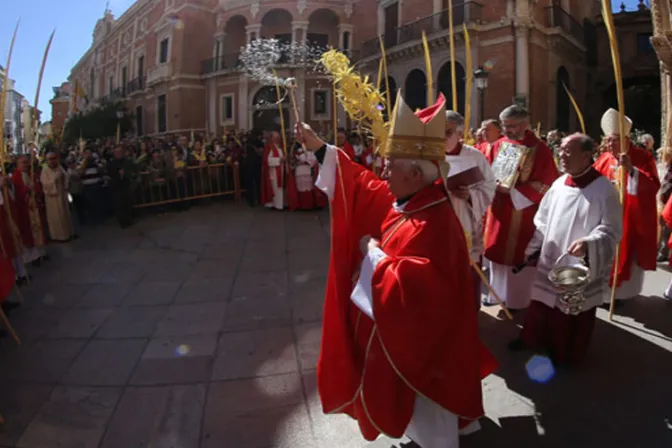 Cardenal Cañizares invita a rezar por “los crucificados de nuestra época”