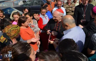 Cardenal Filoni y cristianos en Bagdad. Foto: Facebook Amigos de Irak. 