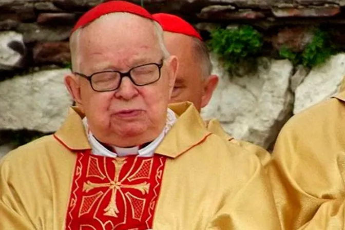 Vaticano impone medidas disciplinarias a cardenal de 97 años