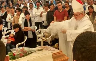El Cardenal Robles bendice el féretro del P. Juan Miguel Contreras. Foto: Seminario Arquidiocesano de Guadalajara 