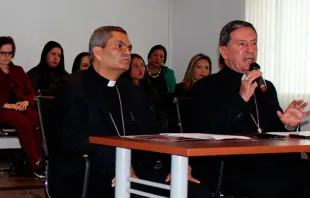 El Cardenal Rubén Salazar (der.) en la conferencia de prensa de esta mañana en la sede de la CEC. Foto CEC 
