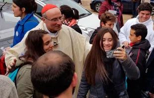 El Cardenal Daniel Sturla con algunos jóvenes. Foto Facebook Iglesia Católica Montevideo 