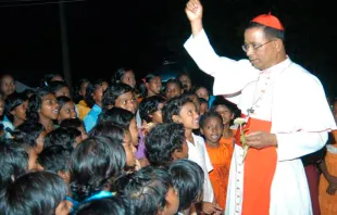 El Cardenal Toppo con un grupo de niños en la India. Foto Arquidiócesis de Ranchi 
