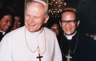 Foto de archivo: Cardenal Van Thuan con San Juan Pablo II. Foto: Postulación causa beatificación del Card. Van Thuan 