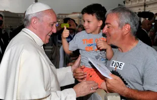 El Papa con un cardiólogo y su hijo. Foto. L'Osservatore Romano 