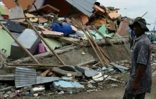 Algunos escombros de edificios destrozados por el terremoto. Foto: Cu00e1ritas Ecuador. 