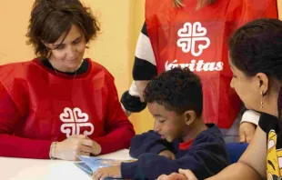 Voluntarios de Cáritas España ayudan a una familia necesitada. Crédito: Cáritas Española / Rocío Peláez 