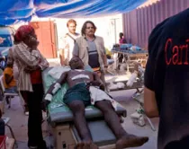 Un paciente es atendido en una clínica de Caritas en Puerto Príncipe (foto: Caritas, Katie Orlinsky)